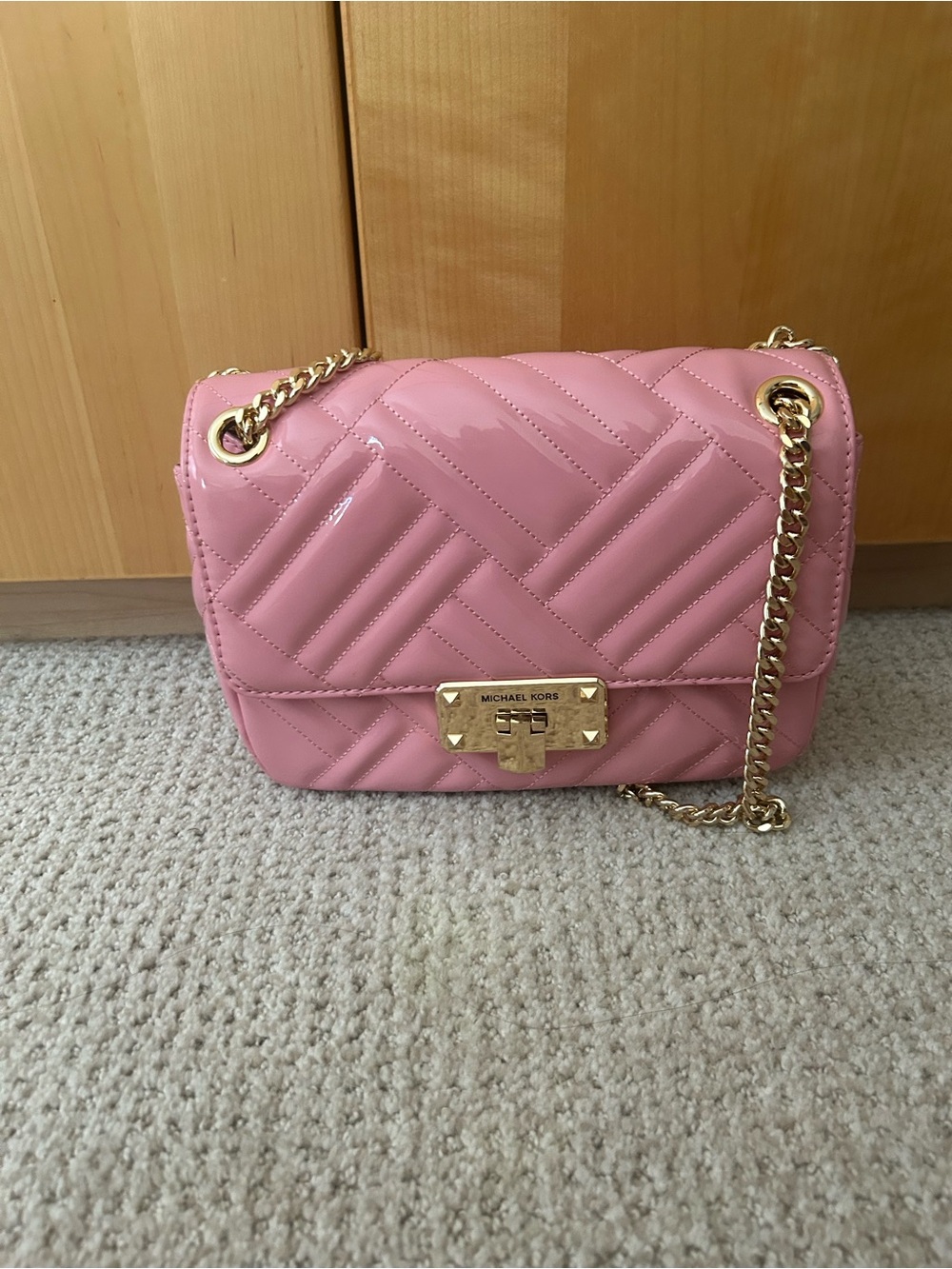 New MICHAEL KORS Pink Quilted Patent Shoulder Bag with Gold Chain - Picture 2 of 5